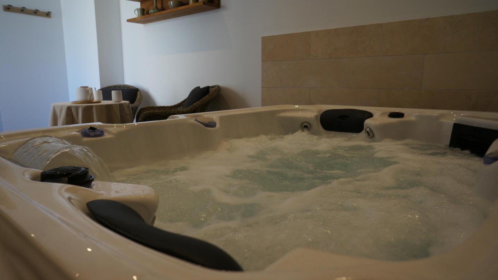 L'Ostal - Bed & Breakfast - Chambres Et Suites De 25 A 40M2 - Spa Saint-Hilaire-dʼOzilhan Exterior foto